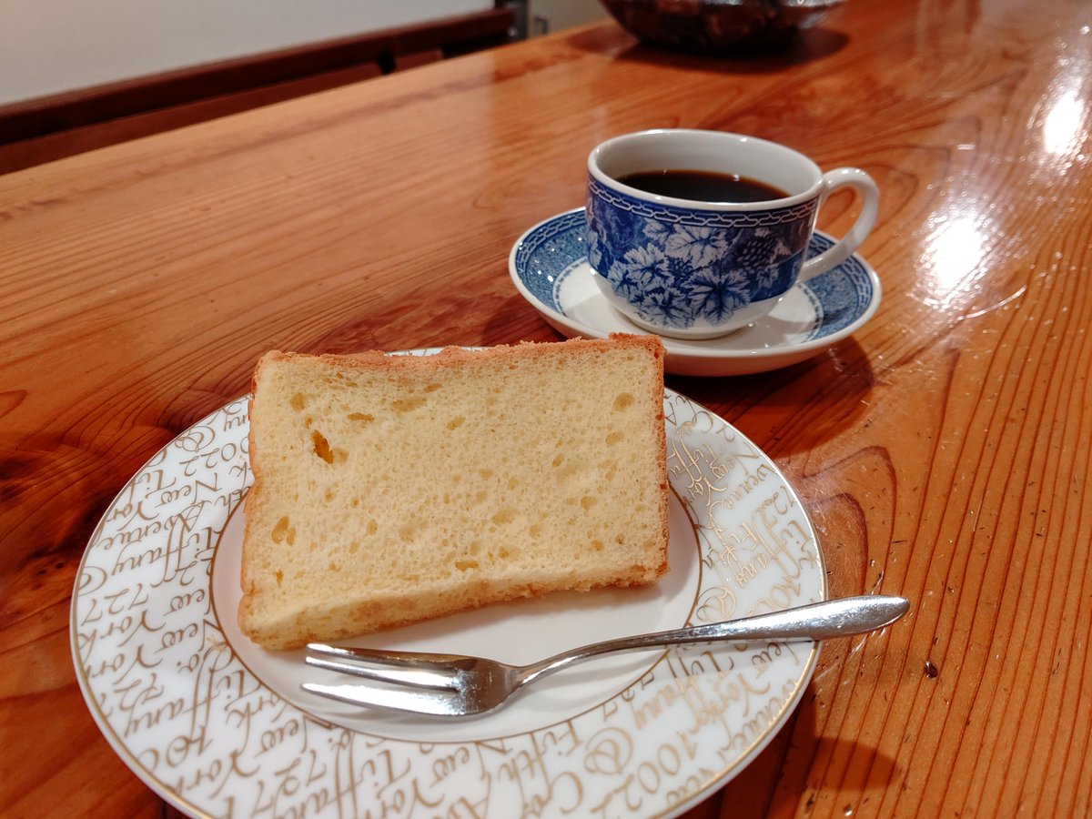 萩原珈琲の つぶやき 喫茶おかじま ふわっふわのシフォンケーキと モカの香りが漂うブレンドコーヒー 帰り際に マフィンを購入 今朝の朝食に シフォン 最高 おいしい モカの香り マフィン いただきます 萩原珈琲 阪神御影 御影クラッセ