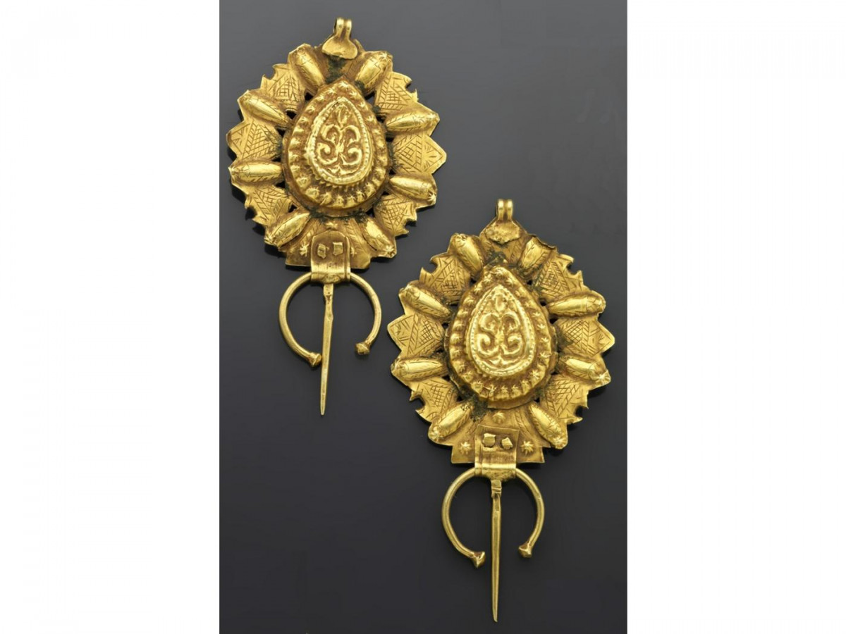 2 - A pair of gold fibulae (link:  https://www.morlaix-encheres.com/ventes-aux-encheres/ventes-artistiques/prestige-deuxieme-vacation/paire-de-fibules-maroc-travail)