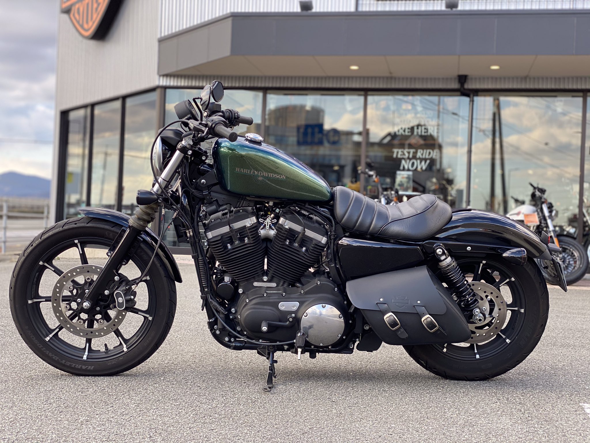 XL883n 2020年モデル純正タンク　ハーレー 中古 XL883 タンク 青M ハーレー 純正 中古 バイク 部品 スポーツ