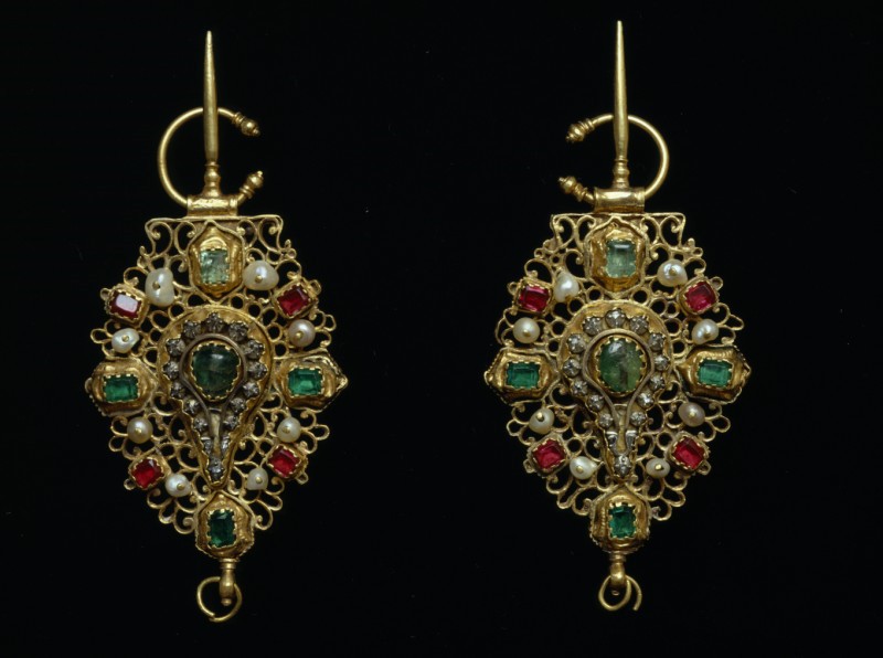 5 - A gold gemset fibula (18th century, group: jewish women, city: Tetouan and other northern cities) (link:  https://www.mahj.org/fr/decouvrir-collections-betsalel/fibule-50426)