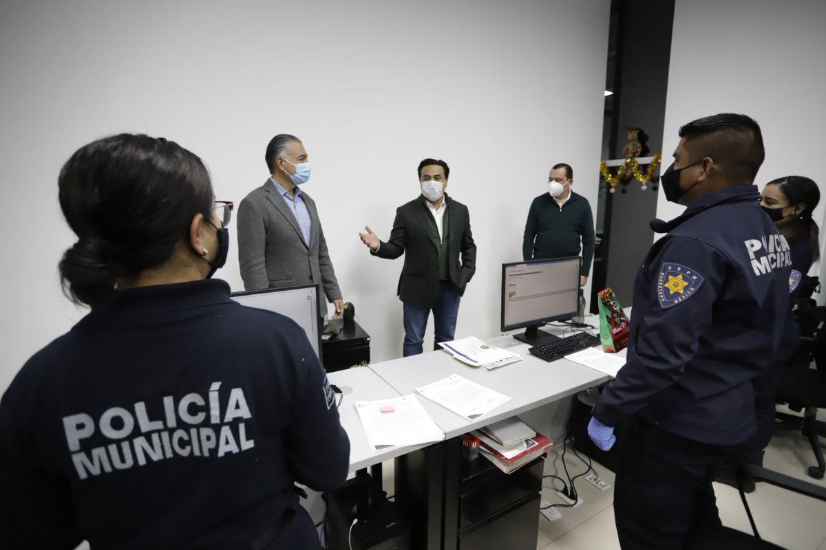 LuisBNava's tweet photo. 24 horas al día los 7 días de la semana en, el C4 y los Juzgados Cívicos hay hombres y mujeres trabajando por tu seguridad y la de tu familia. Hoy los visitamos para agradecer por su esfuerzo, dedicación y compromiso. https://t.co/AlnvclJAOB