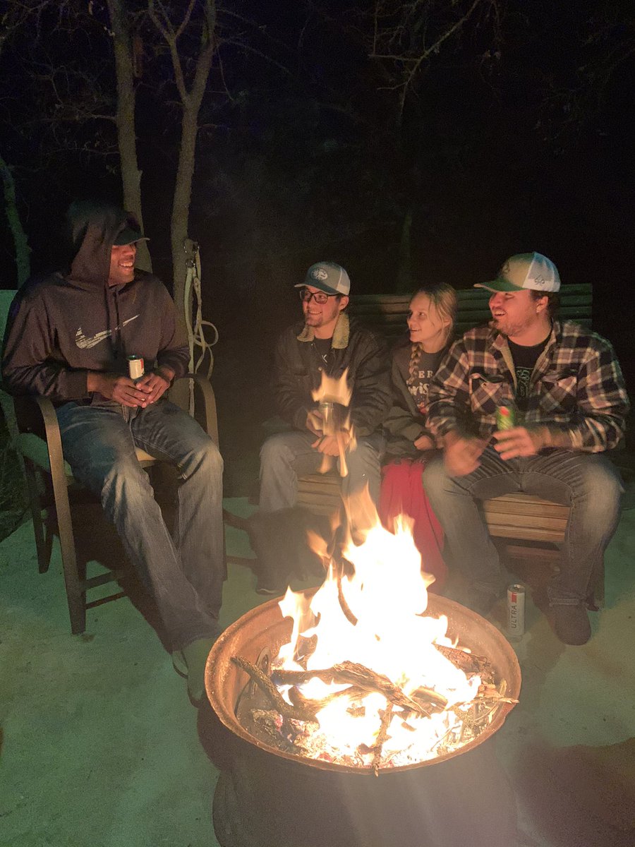 jaileighhh's tweet photo. enjoy this candid picture @TheTrevorHinton @cwag_08 @ marc https://t.co/BhhpJ5FYIg
