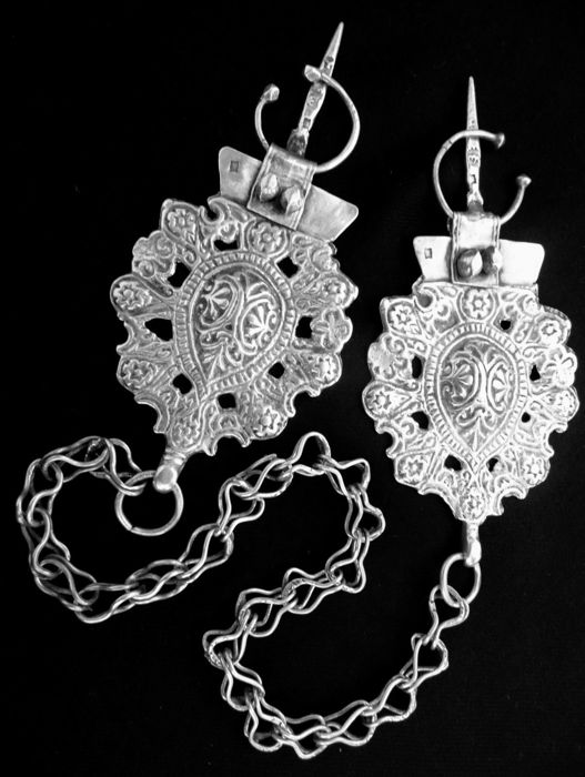 10 - 1 - A pair of fibulae (19th century, tribe: Ait Hadiddou, region: High Atlas) (link:  https://www.catawiki.com/l/19836839-old-pair-berber-fibulae-tizerzai-ait-hadiddou-high-atlas-morocco)