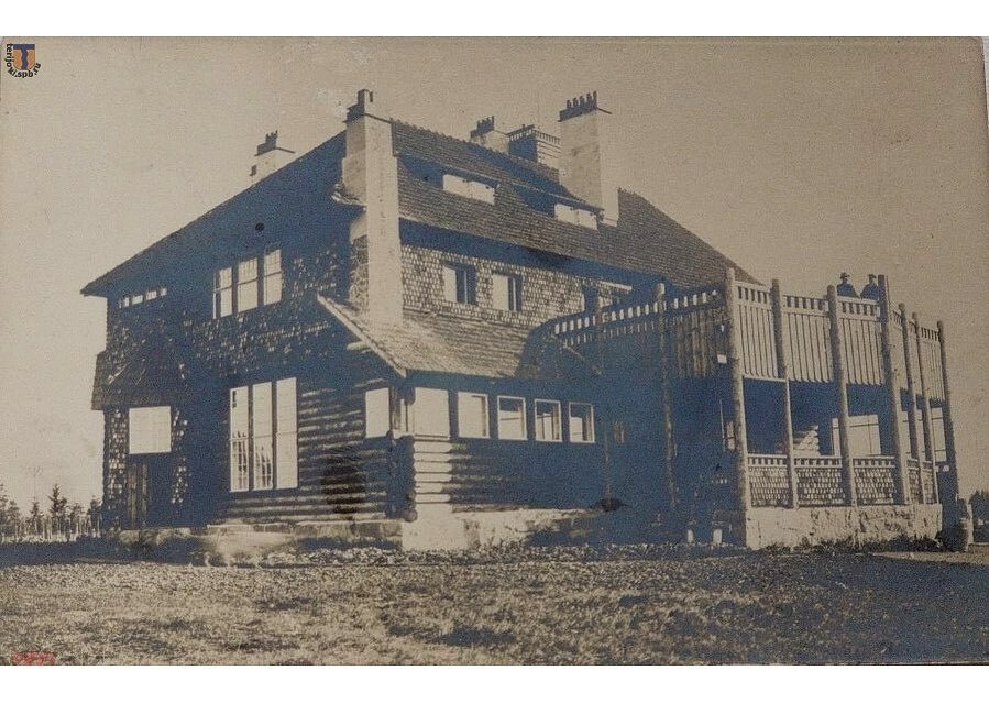 Дача Леонида Андреева в Ваммельсуу (ныне п. Серово), снятая с редко встречающегося ракурса. Построена по проекту Андрея Андреевича Оля (1883-1958).
Фото терийокского фотографа М. Г. Никитина.

Изображение найдено на интернет-аукционе "Мешок".

#Ваммельсу… instagr.am/p/CJQLzKBrxmv/