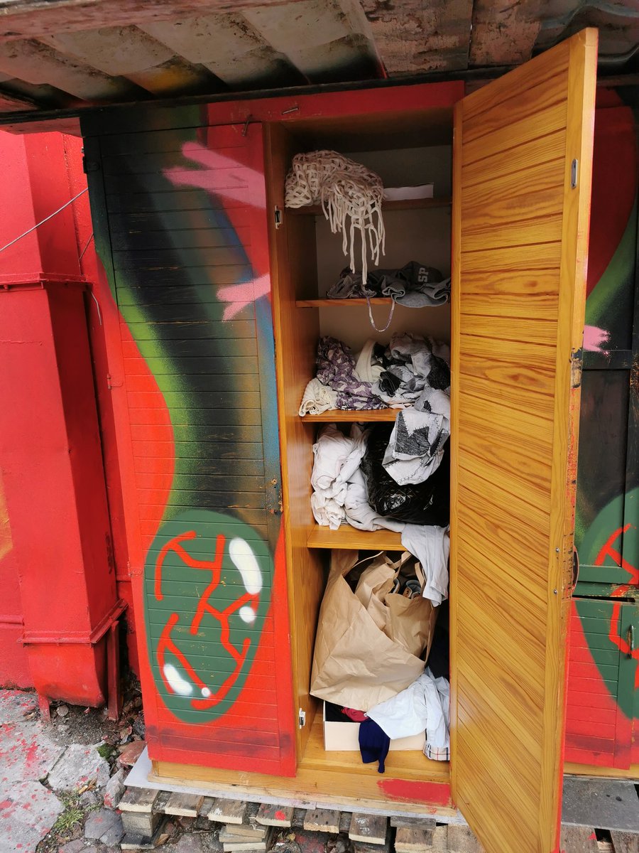 Nagotowaliście ilości przemysłowe?
A może pod choinką czekały nowe czapki i rękawice? Przecież nie będziecie  nosić kilku par na raz.
Podzielcie się! Przy 11 Listopada 22 ekipa <a href="/MiastaSerce/">Serce Miasta</a> ustawiła szafki na jedzenie i ubrania.
Święta będą lepsze.
#PragaPółnoc #jadłodzielnia