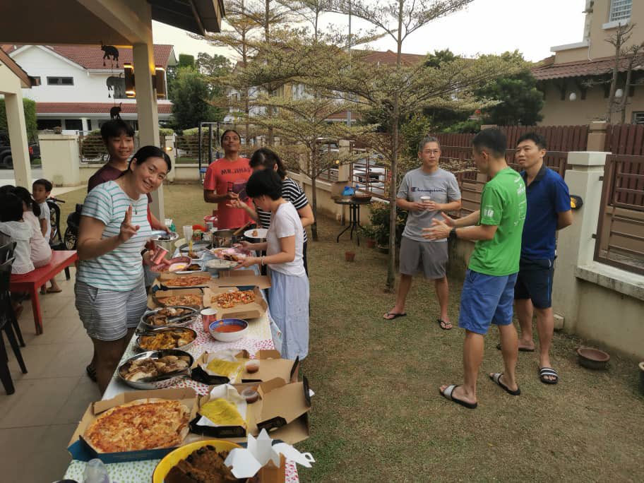 Christmas Day!! The kids of #The179StreetGang had their secret santa session while the adults had a nice makan-makan and chat session! #WeHaveCoolNeighbours #MerryChristmas #SelamatHariNatal