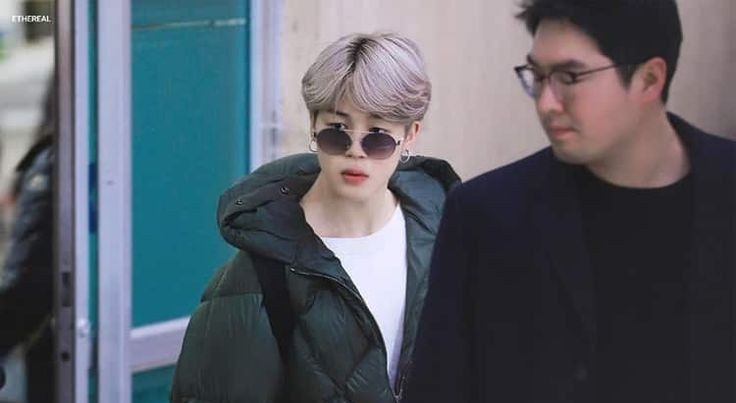 — penitipan. Kini ketiga bintang tamu yang tergabung dalam tim Cina tengah berdiri berjejeran dengan memegang spanduk di depan mereka. 

 

Sang /maknae/ dalam tim menengok ke arah kedua teman setimnya untuk memastikan semua —