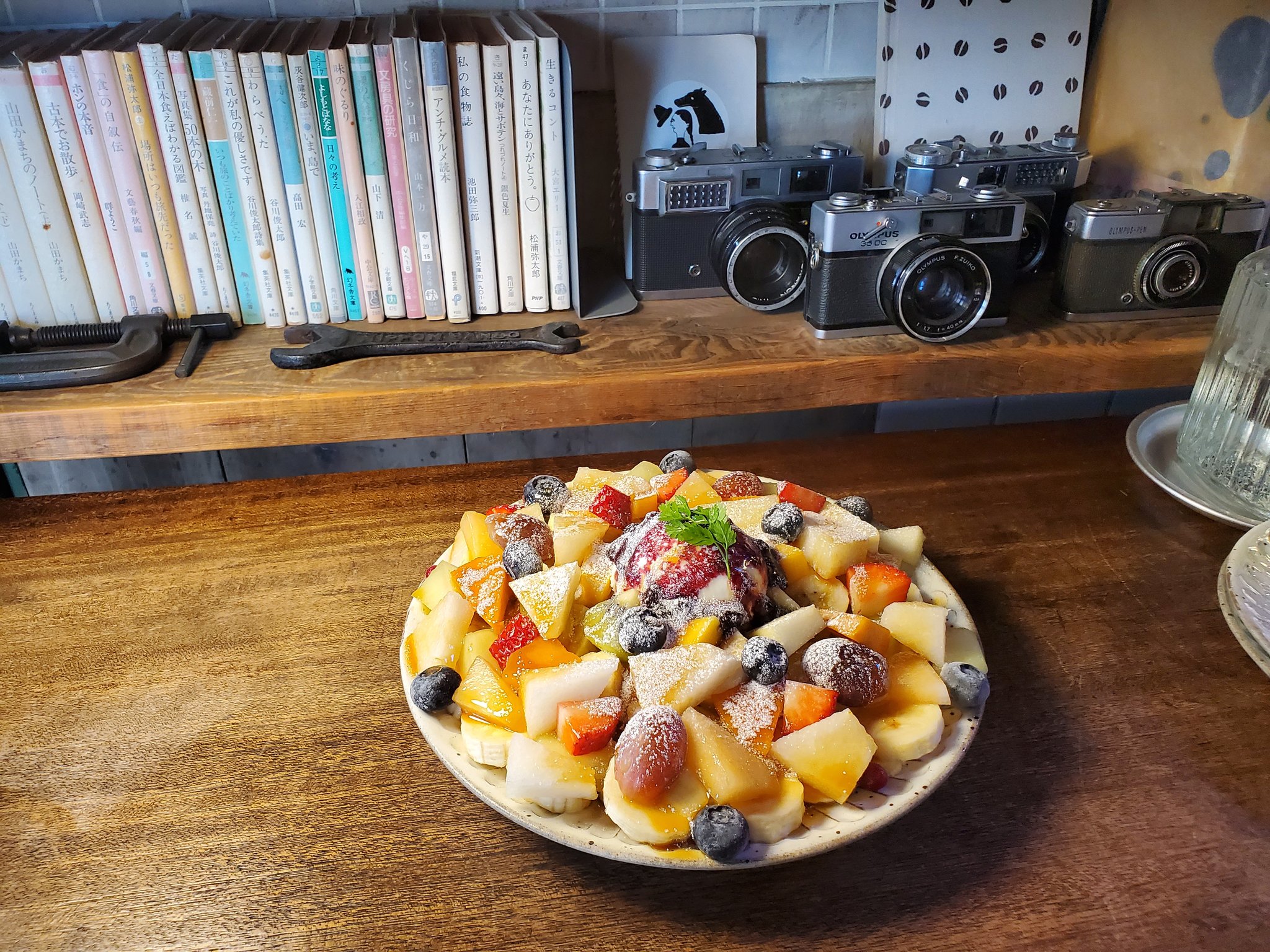 こりちゃん ずっと気になってた島田のチャールストンさんへ 入れてフレンチトースト食べれて良かった クリームソーダはかわいいし美味しい フレンチトーストはフレンチトーストが見えないくらいフルーツがどっさり フルーツ一つ一つが甘くて美味しかった