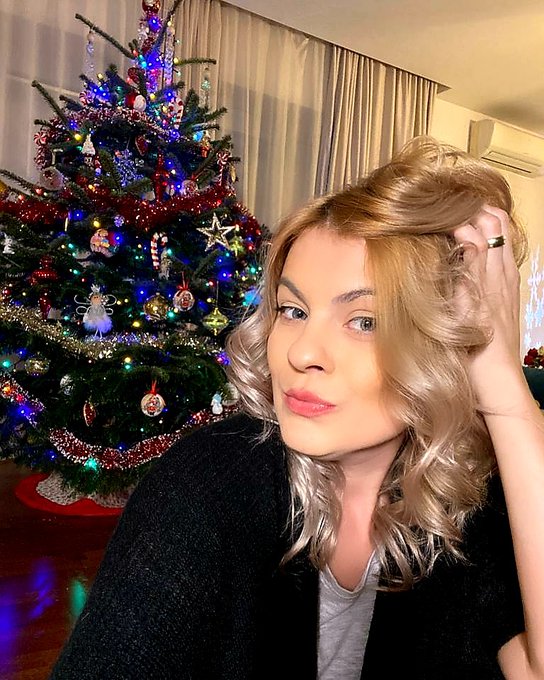 I wish you all especially my loyal fans a warm and blessed "Merry Christmas"!  ❤️  💋  🎄 https://t.co<a href="/tag/mvsales"class="tags"><span>#mvsales</span></a>