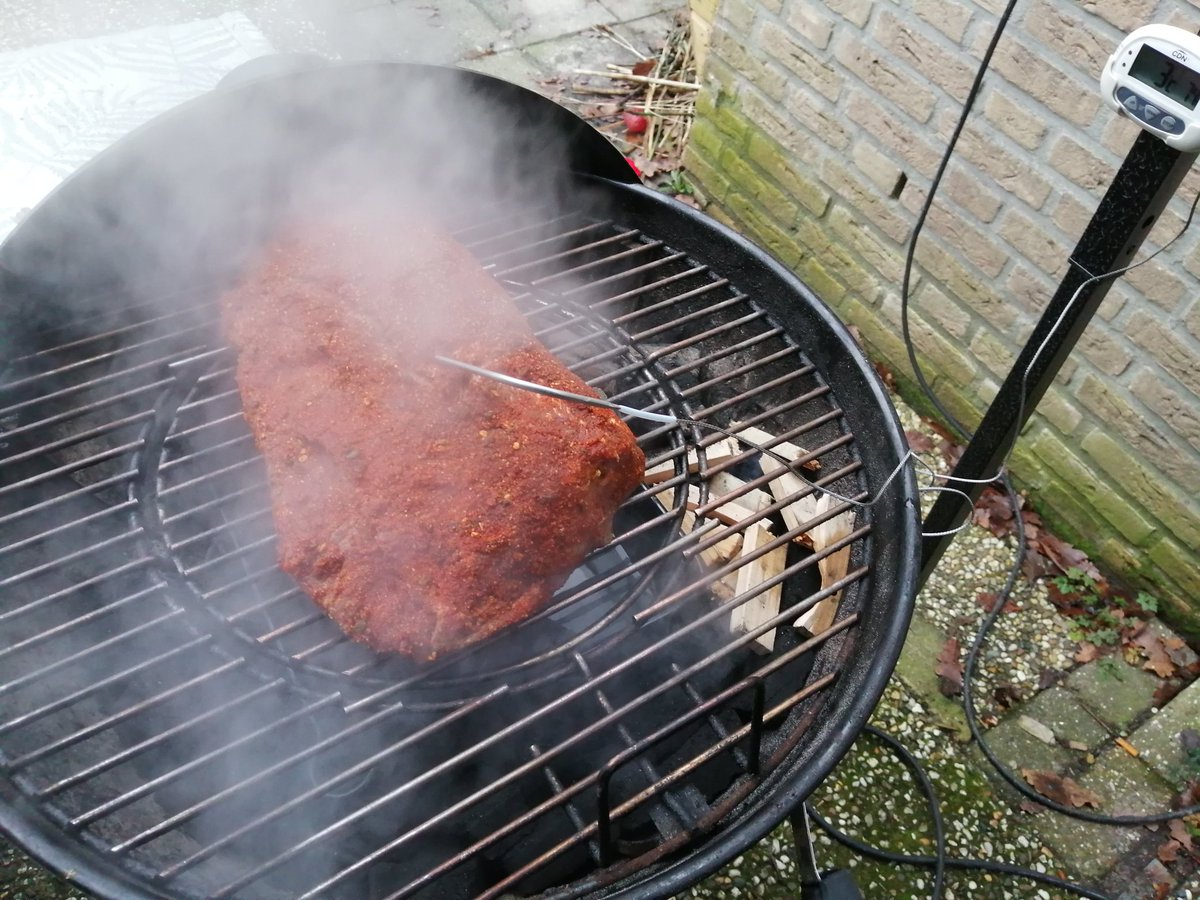 zoltan058's tweet photo. Pulled Pork naar een recept van @noskos voor de 2de kessemusπͺππ₯π»
#2deKerstdag #WinterBierEnBBQ #WedstrijdPulledPork #Kokos #roken #Stap2 #FikkieSteken #BierDrinken #vrienden #Gezinnetje https://t.co/OW5nYwytcQ