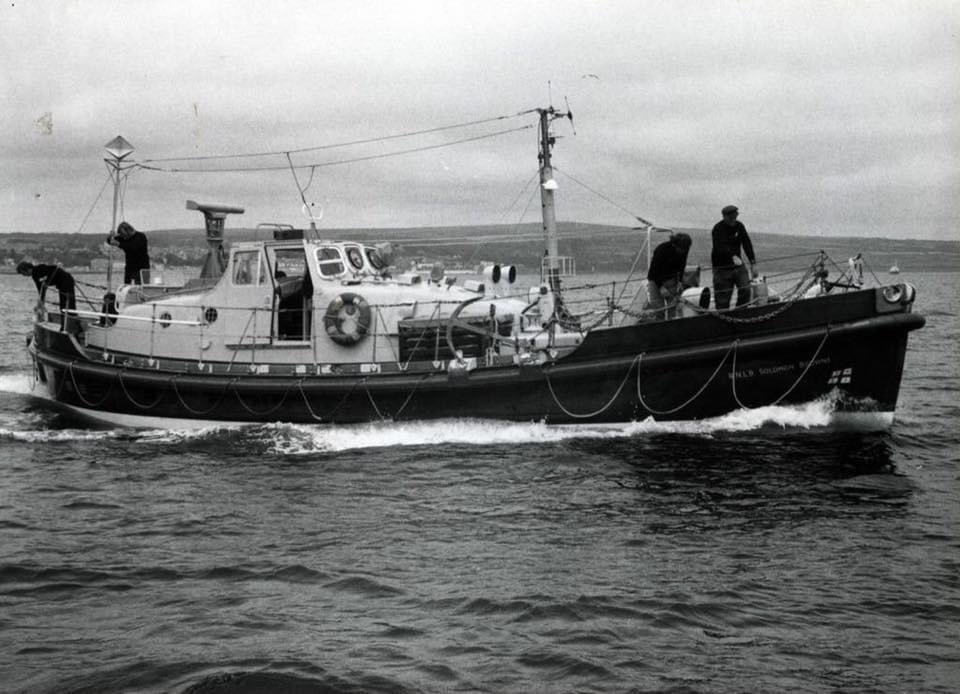penleelifeboat's tweet photo. #OTD jump forward 65 years to the wreck of the #Conqueror between #Mousehole &amp; #Lamorna for another @RNLI #BoxingDay shout - all hands saved READ https://t.co/WBxDR7Bhuc @MouseholeWalks @CormorantBoat @ThroughTheGaps #lookbackintime https://t.co/bnadBhgkLX