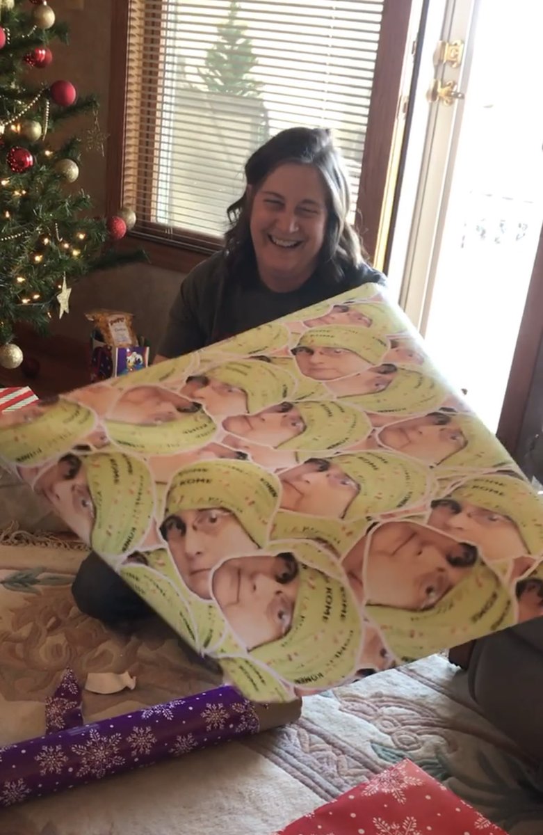 A_Lessard94's tweet photo. Buy your mom personalized wrapping paper with her ✨least✨ favorite picture on it for a gift that keeps on giving 😂🎁 last year vs. this year 😈 https://t.co/FjK7YJYK68