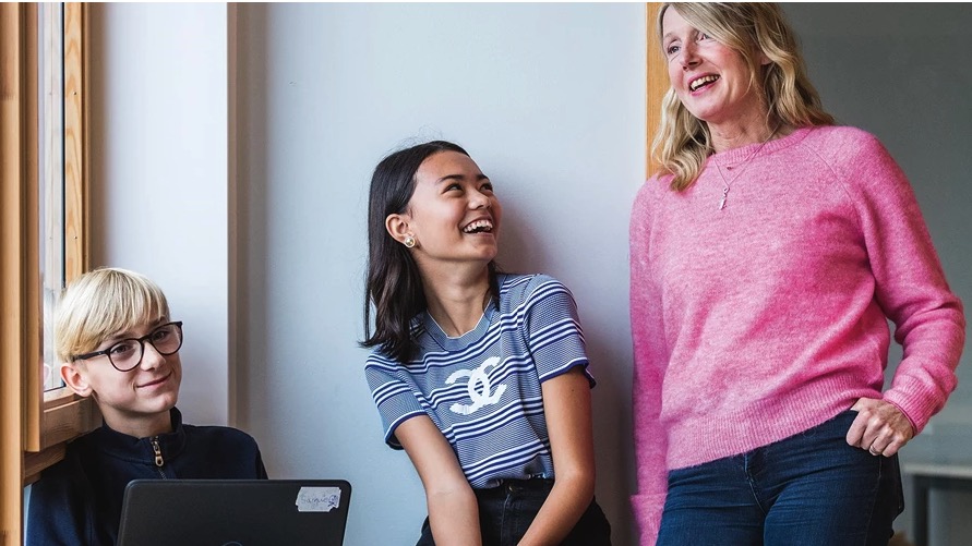 Det var specialpedagogen på Vallentuna-skolan som fick idén – och tog initiativet till att genomföra den: att låta speciella ”stormentorer” överta mentorskapen från lärarna. Det blev succé! fal.cn/3cqZ5