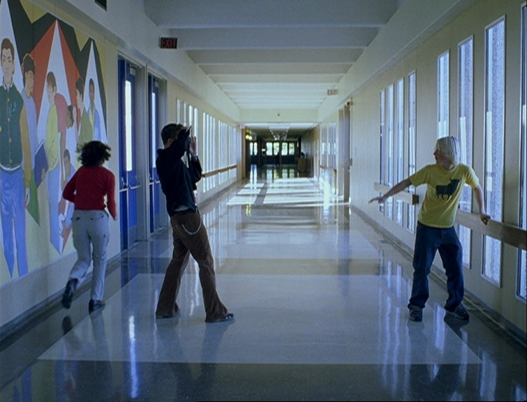 SillaDirector's tweet photo. Elephant (2003) // Dir. Gus Van Sant

La película del director americano está basada en los atentados ocurridos en la Escuela Secundaria de Columbine, cuando dos estudiantes abrieron fuego y asesinaron a 13 personas. https://t.co/rkDdNZflOz