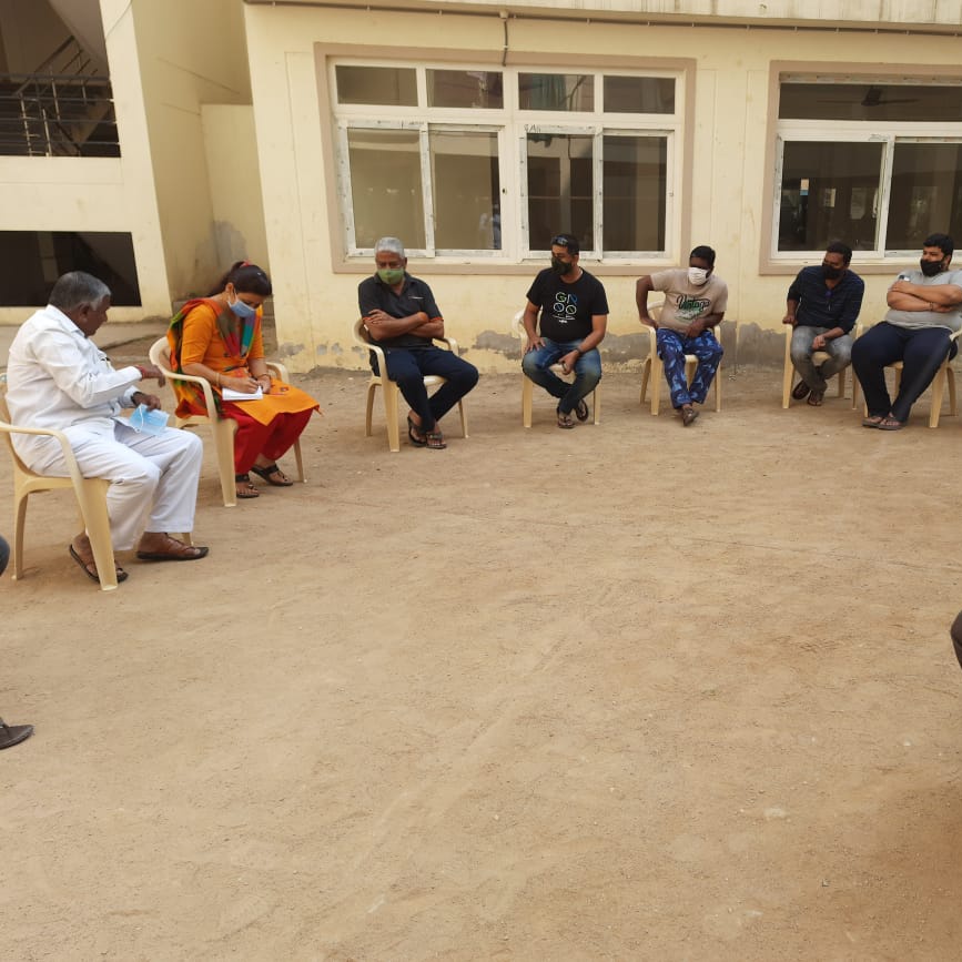 ChintalaShanti's tweet photo. As promised during #ghmcelection visited Sai Srinivasan Apartments, Retreat Colony and discussed issues regarding the street lights, roads and voter cards. @TelanganaCMO @KTRTRS @MynampallyTRS @zckukatpally https://t.co/ihV5bH1Q4Z