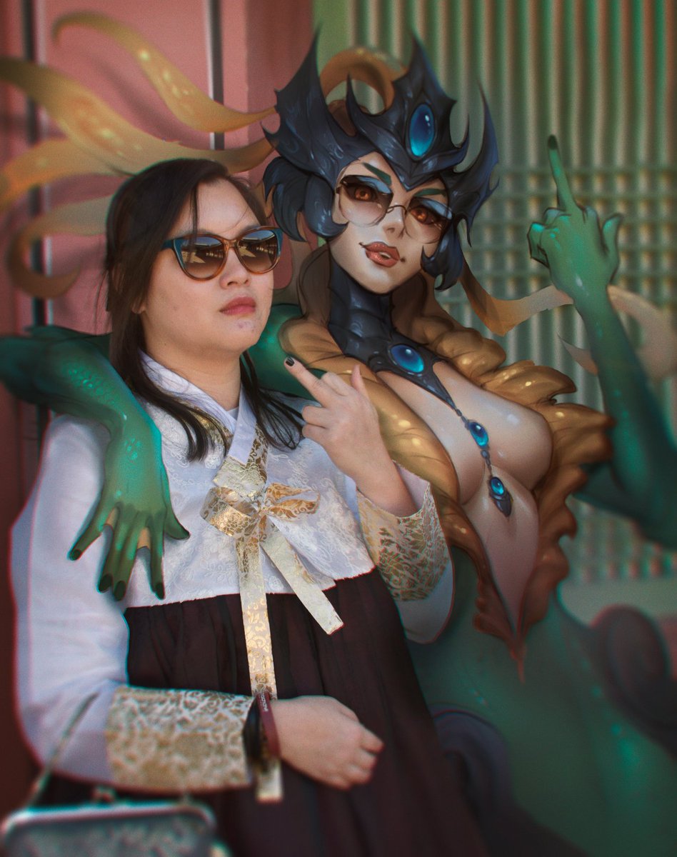 VidjaGameLarry's tweet image. I commissioned two pieces from @crownsforkings for two of my very dear friends. Absolutely amazing.
If you don't already follow Zoe it's an easy fix lol