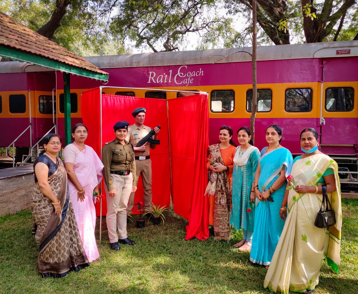 mysururmuseum's tweet photo. New members in Rail Museum Family 🤩💖 A small tribute to the service of RPF and Sahayak in making all our journey comfortable in railways🚂
Life size figurines of RPF &amp; Sahayak were unveiled today by Smt. Sujata Singh, President SWRWWO/Hubballi in presence of other members. https://t.co/w9gYLIPTrt