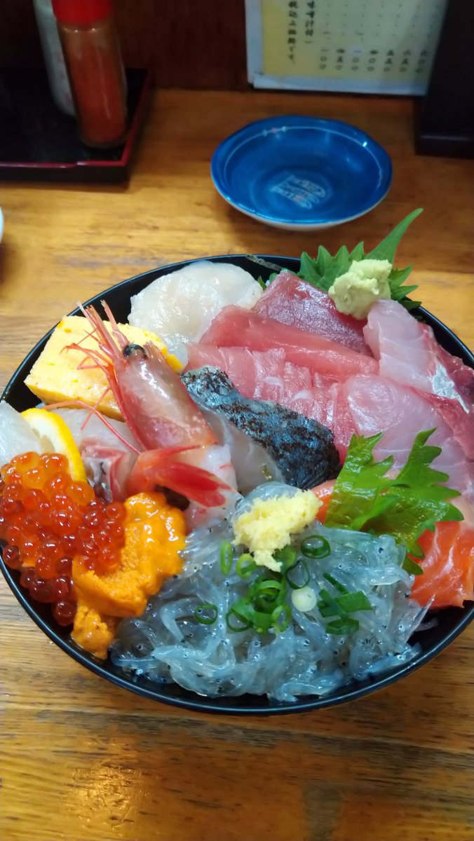 海坊主 年末年始の買い出しに沼津港に おひるごはんは にし与で海鮮ランチ コスパ度返しのにし与丼と生牡蠣 沼津港 にし与 にし与丼 生牡蠣 海鮮ランチ 海鮮丼
