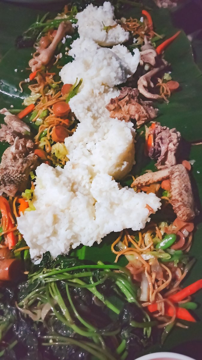 jastynaira1's tweet photo. Boodle fight
this is christmas is. 
Eating with hands, No spoon and fork.
We igorots used to do this every occassion or in a picnic. 
#igorota 
#igorotak
#igorotland
#boodlefight
#eatwithhands
#merrychristmas
#picnic
#outdoorpicnic
#backyardpicnic
#baguiocity
#mountainprovince https://t.co/UFiPnLS2OP