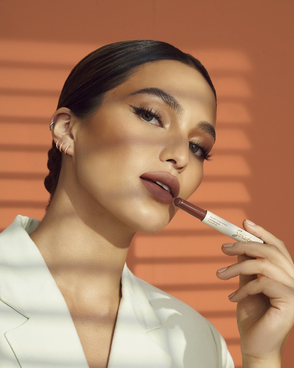 strokesbeautyph's tweet photo. Command the room with your presence, and wear the power on your lips 👄@sarahlahbati is a Girl Boss in #Copperhead 👑 ⚡️ #LipItUpAnyDay #VelvetClickStick #StrokesBeautyLab #StrokesGlobal https://t.co/jheUdlm0RG