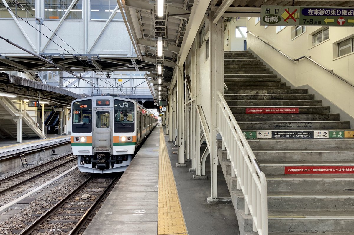 三日画師 高崎から両毛線の桐生行きで前橋に向かう 211系電車のロングシート 長時間乗るのはキツいシートだ と思ってたら 座ったばかりで太ももが熱っちっちになってきた 暖房キツい