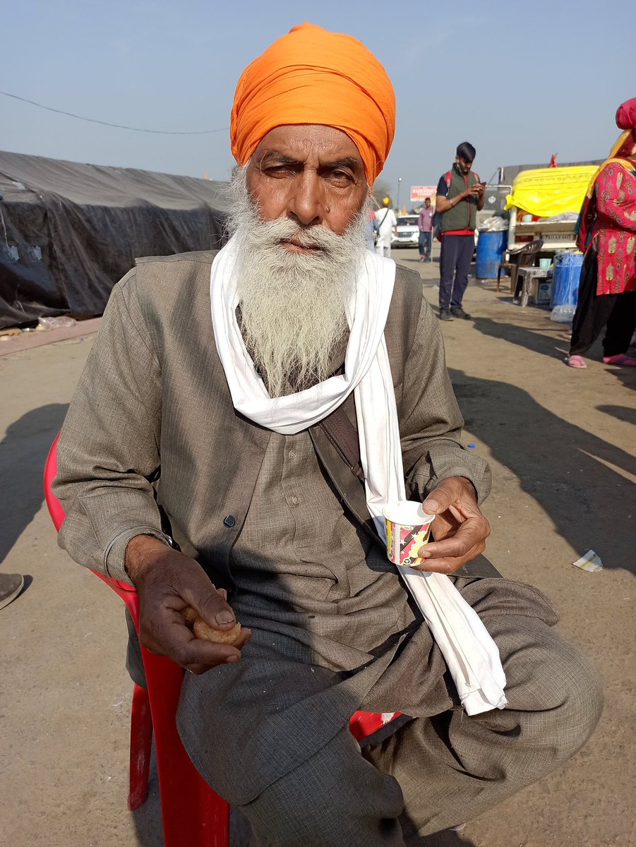 Baldev Singh (75) from Rajasthan's Sri Ganganagar sat down for chai, and said, "My grandsons showed me videos of protests from  #Singhu &  #Tikri... We left our homes for Delhi, & will go there no matter what."  #FarmersProtest