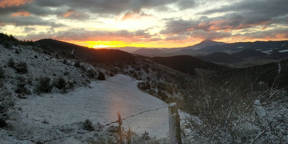 DUnciti's tweet photo. Amanecer con un manto blanco en las cercanías del monte Lertxundi (cerca de Alzuza) y cotas altas del valle de Egües. @ElTiempoNavarra https://t.co/52KG5ZMoWG