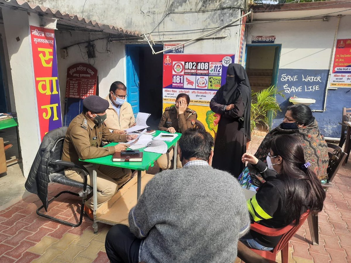 CityMagistrate1's tweet photo. आज दिनांक 26/12/2020 को थाना समाधान दिवस पर महिला थाना मुजफ्फरनगर में जनशिकायतें सुनी गई तथा उनके गुणवत्तापूर्वक निस्तारण हेतु संबंधित को निर्देश दिए गए। https://t.co/IW6RjopL8S