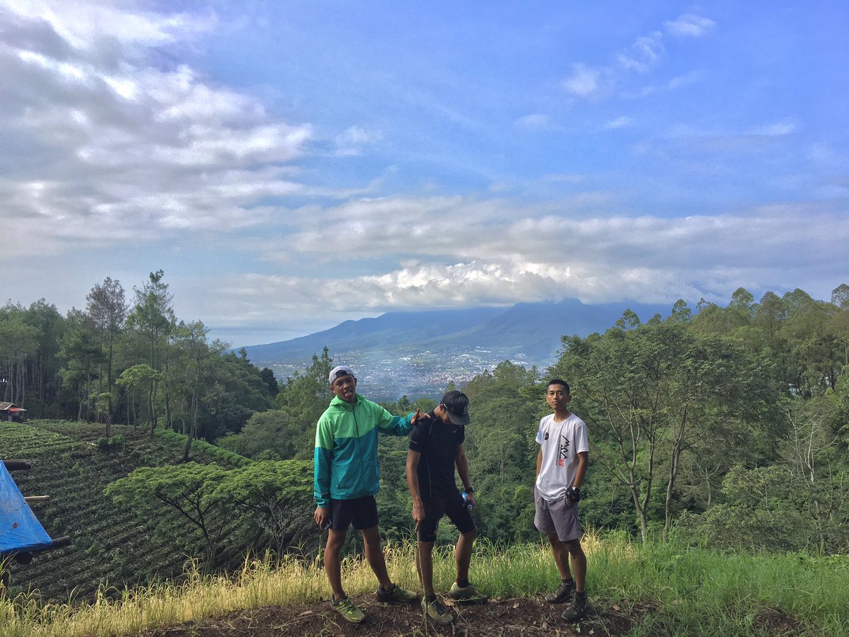 AzizSan44's tweet photo. Senyumu adalah belantara hutan, dan aku menikmati ketersesatanku didalamnya.

#RecoveryRun #MorningRun #MorningWorkout #BatuRunners #MariLariSendiri #MemelRunners #Nature #Forest #ExploRun #AltitudeRunners #StayActive #StayStrong #StayHealthy #HealthyLife https://t.co/4MAiANIyZX