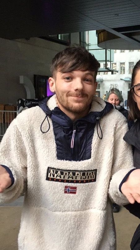 Louis Tomlinson doing the :> face ~ a very adorable thread