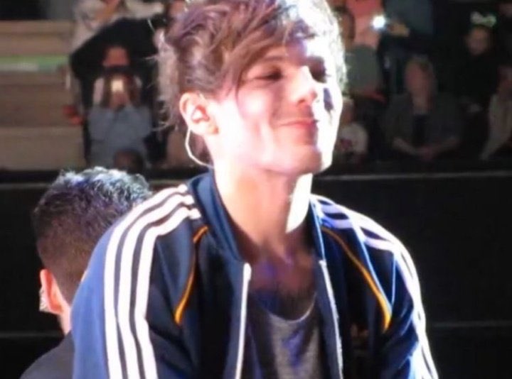 Louis Tomlinson doing the :> face ~ a very adorable thread