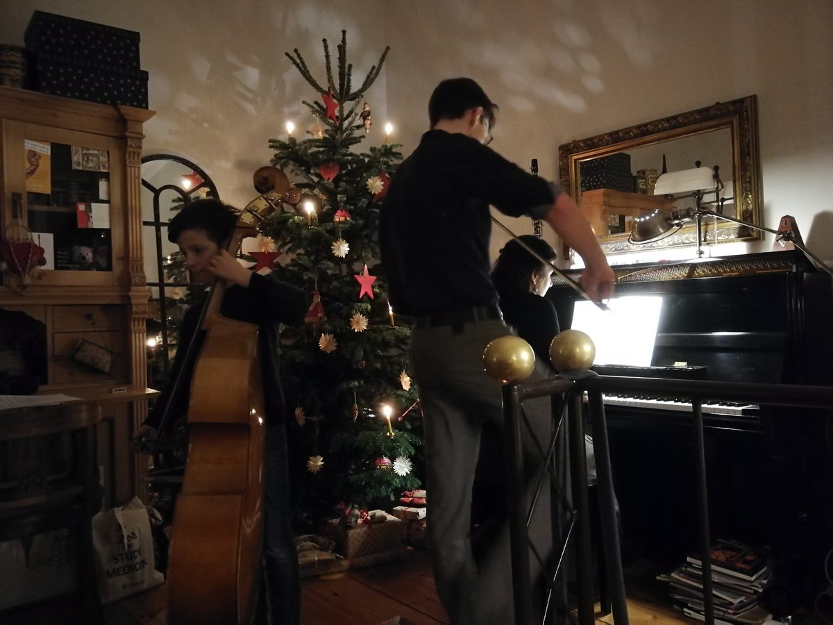 MichaelGetwitte's tweet photo. @UlfZitterbart Spontanes Trio bei uns (Bratsche, Klavier, Kontrabass)... #Hausmusik #LangeNachtderHausmusik @ch_drescher #Bachwochen @MDRKLASSIK #FroheWeihnachten https://t.co/Q7E4Y6NDX9