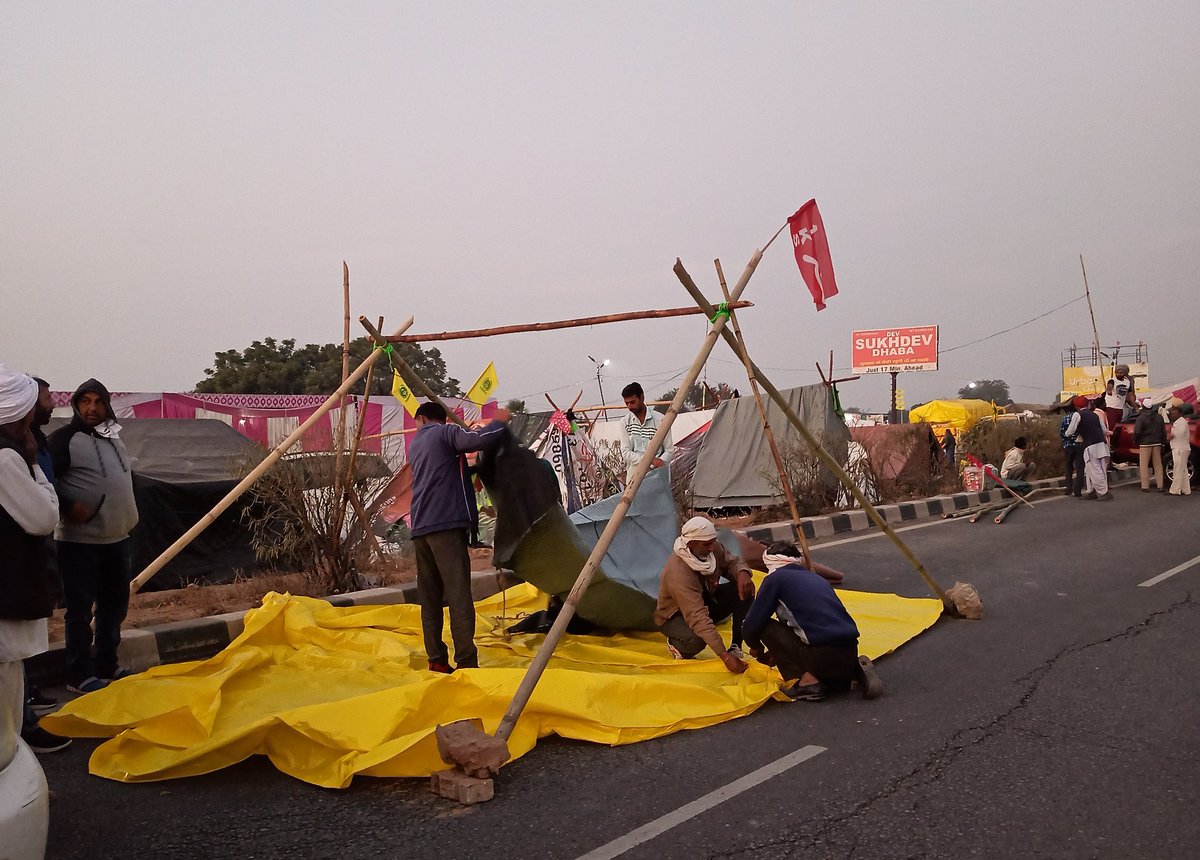 As the last rays of the sun fell on the mustard fields on either side of the protest site on Friday, preparation for langar began again at  #Shahjahanpur. #FarmersProtest