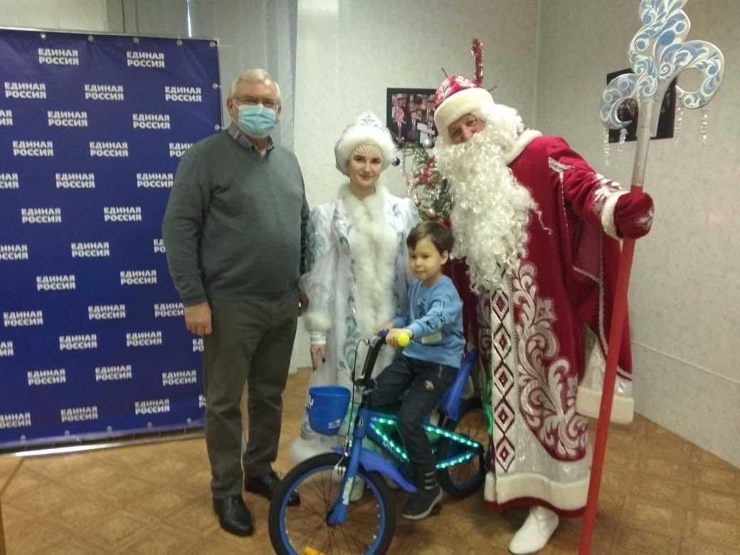 С Дедом Морозом выполнили новогоднее желание мальчика Егора из Кинешмы -велосипед! #елкажеланий