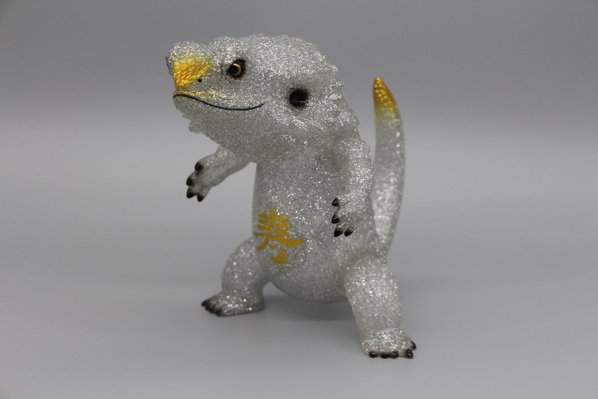 フトアゴン』の銀ラメ素体をベースに正月仕様にしました。 ゴールドの