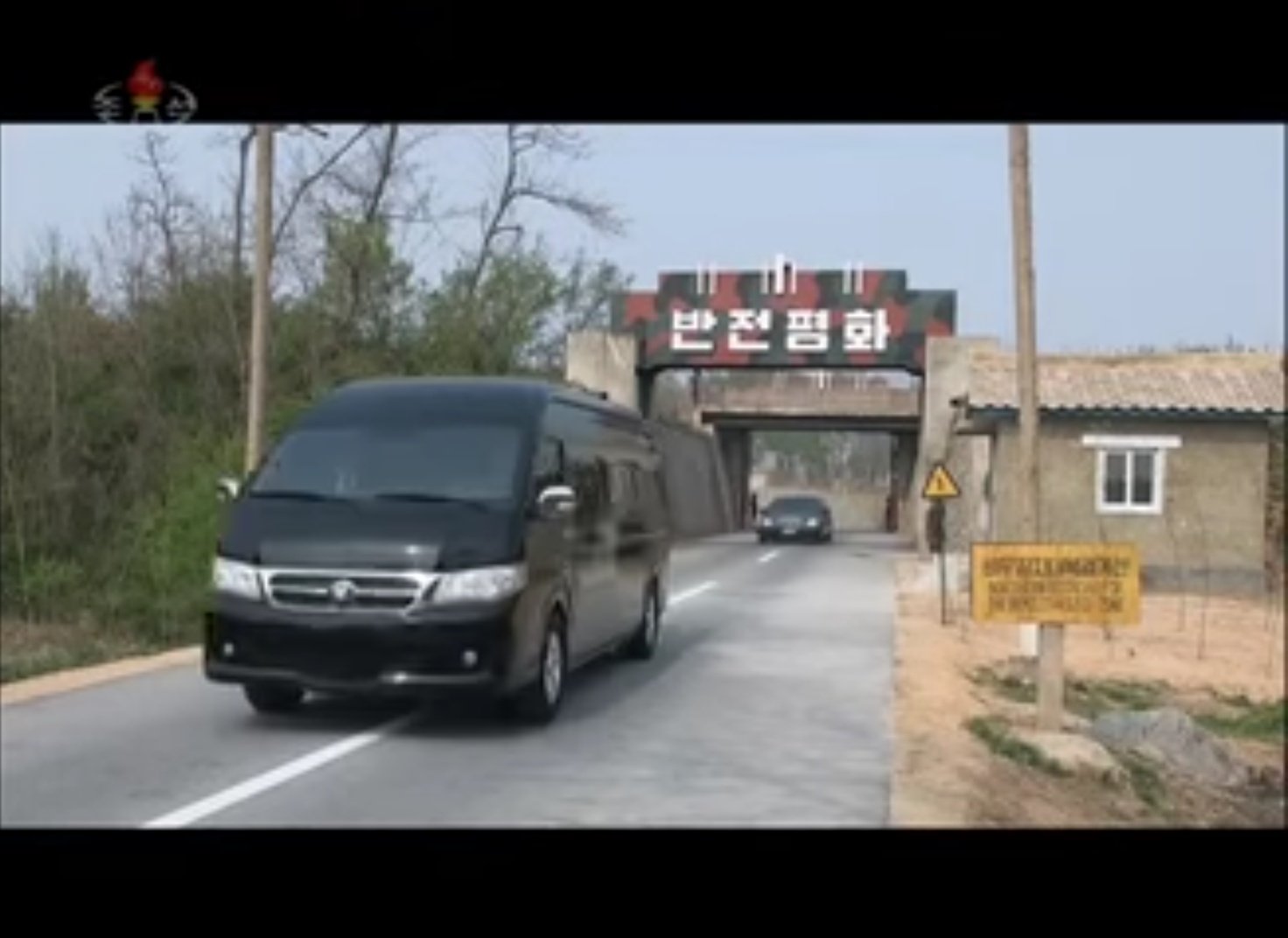 北朝鮮の自動車bot 海格客車 H6c 中国のバスメーカーが開発したミニバス 18年南北首脳会談で金正恩の車列に混じっており全長がやや長いように見える T Co 1i1admcodx 北朝鮮の自動車bot 海格客車 H6c 中国のバスメーカーが開発したミニバス 18年南北首脳会談で金正恩の車列に混じっており全長がやや長いように見える T Co 1i1admcodx
