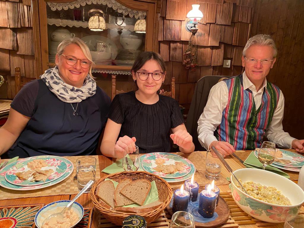 glidepath's tweet image. X-MASS: 🎄FFF 🎄... family, food and fun 😊🎄😄