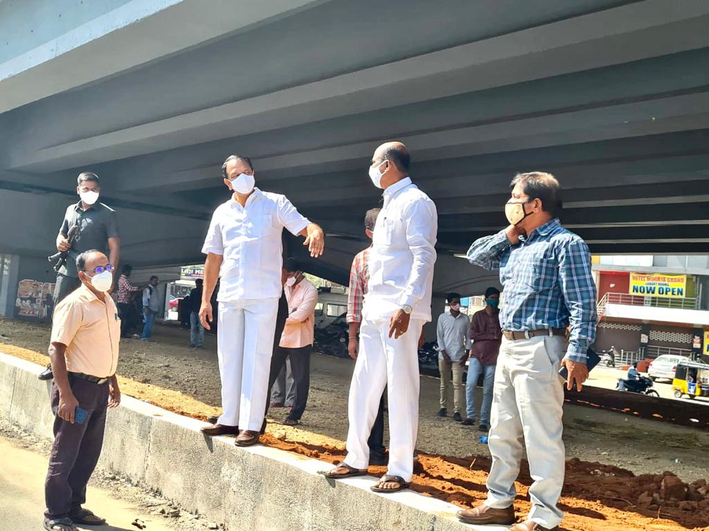 D_SudheerReddy's tweet photo. మాన్సూరాబాద్ డివిజన్ పరిధిలోని కామినేని ఫ్లై ఓవర్ క్రింద ఉన్న దాదాపు 390 మీటర్ల స్థలంలో నూతనంగా ఆక్సీజన్ పార్క్ నిర్మిస్తున్నాం. సూర్యుని నుండి అల్ట్రా కిరణాలు మానవాళి మీద పడితే, మానవాళి జీవితం ప్రశ్నర్ధకం అవుతుంది. కావున మనం సాధ్యమైనంత వరకు పర్యావరణన్నీ రక్షించుకోవాలి. https://t.co/2Lvg6IRIyH