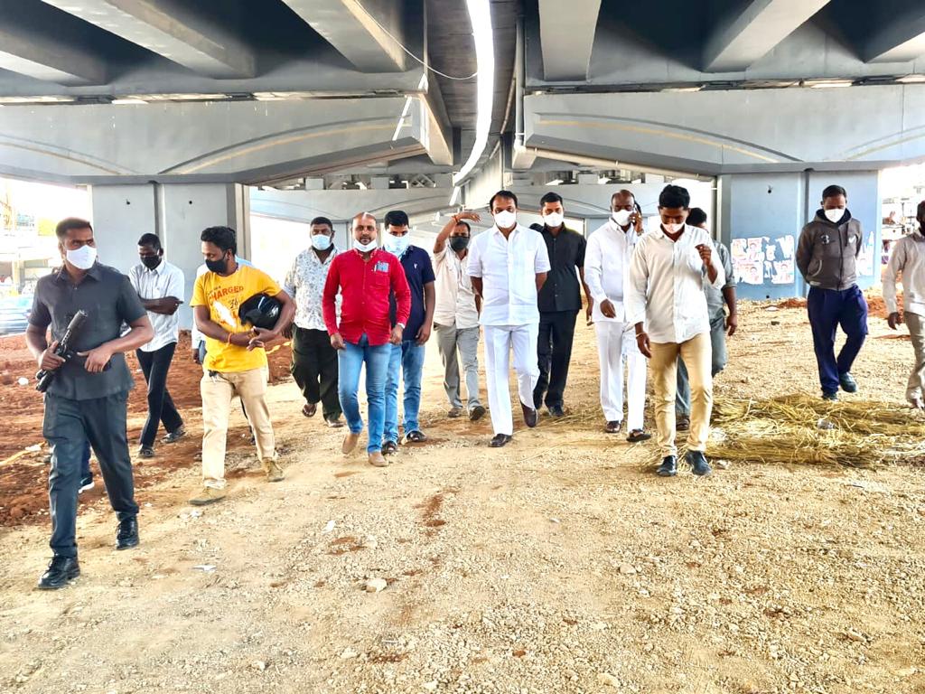 D_SudheerReddy's tweet photo. మాన్సూరాబాద్ డివిజన్ పరిధిలోని కామినేని ఫ్లై ఓవర్ క్రింద ఉన్న దాదాపు 390 మీటర్ల స్థలంలో నూతనంగా ఆక్సీజన్ పార్క్ నిర్మిస్తున్నాం. సూర్యుని నుండి అల్ట్రా కిరణాలు మానవాళి మీద పడితే, మానవాళి జీవితం ప్రశ్నర్ధకం అవుతుంది. కావున మనం సాధ్యమైనంత వరకు పర్యావరణన్నీ రక్షించుకోవాలి. https://t.co/2Lvg6IRIyH