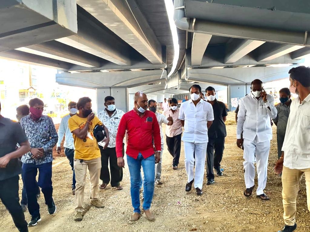 D_SudheerReddy's tweet photo. మాన్సూరాబాద్ డివిజన్ పరిధిలోని కామినేని ఫ్లై ఓవర్ క్రింద ఉన్న దాదాపు 390 మీటర్ల స్థలంలో నూతనంగా ఆక్సీజన్ పార్క్ నిర్మిస్తున్నాం. సూర్యుని నుండి అల్ట్రా కిరణాలు మానవాళి మీద పడితే, మానవాళి జీవితం ప్రశ్నర్ధకం అవుతుంది. కావున మనం సాధ్యమైనంత వరకు పర్యావరణన్నీ రక్షించుకోవాలి. https://t.co/2Lvg6IRIyH