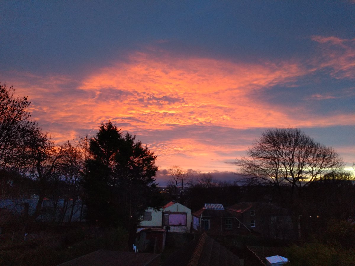 arpzen's tweet photo. @Hudsonweather @Abbiedew @KeeleyDonovan @BBCLookNorth @shftelegraph @Sheffieldis @theoutdoorcity #BoxingDay #Weathercloud #sunrise mammatus clouds in the morning? https://t.co/TjGe5TzGM1