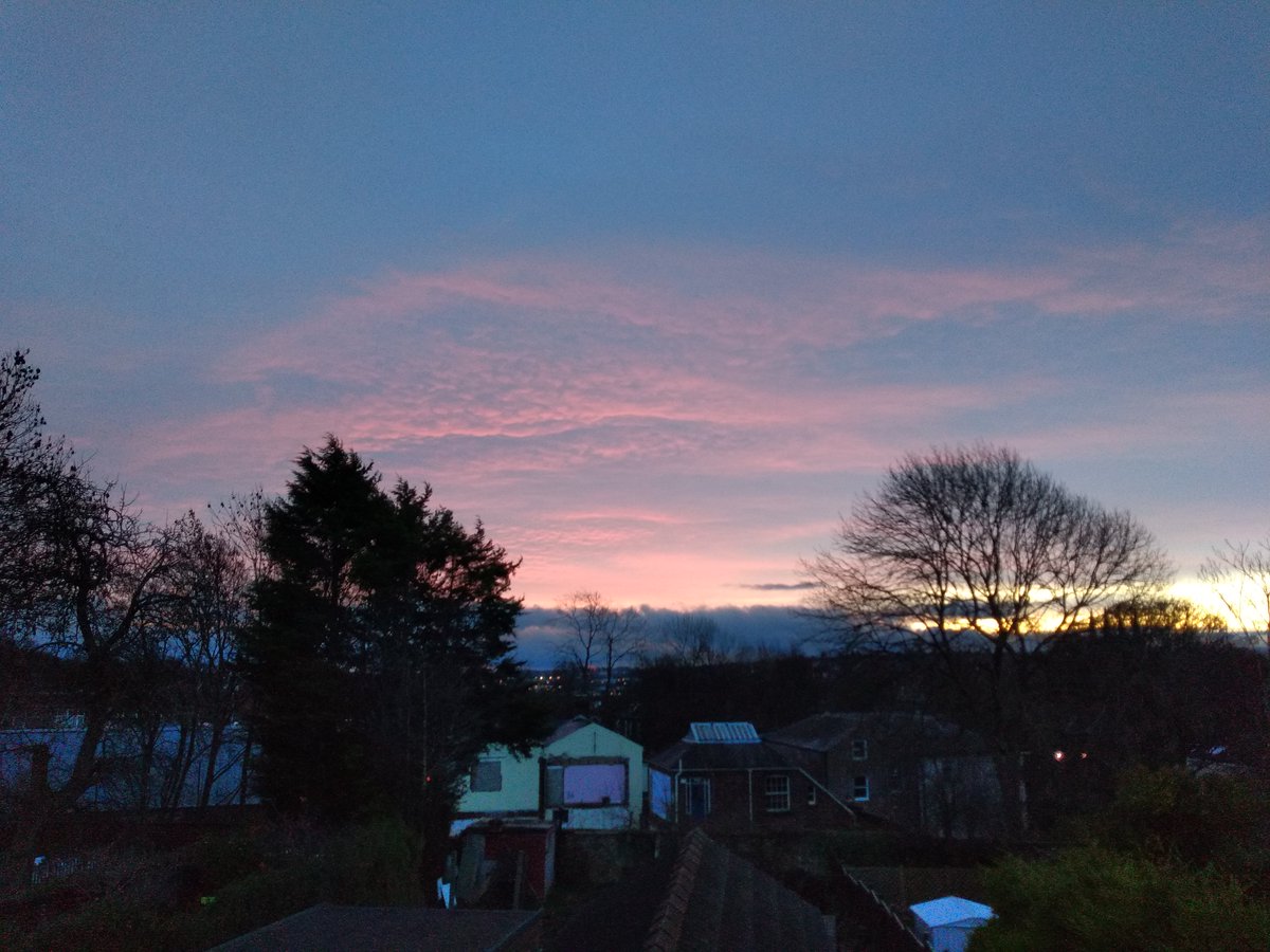 arpzen's tweet photo. @Hudsonweather @Abbiedew @KeeleyDonovan @BBCLookNorth @shftelegraph @Sheffieldis @theoutdoorcity #BoxingDay #Weathercloud #sunrise mammatus clouds in the morning? https://t.co/TjGe5TzGM1