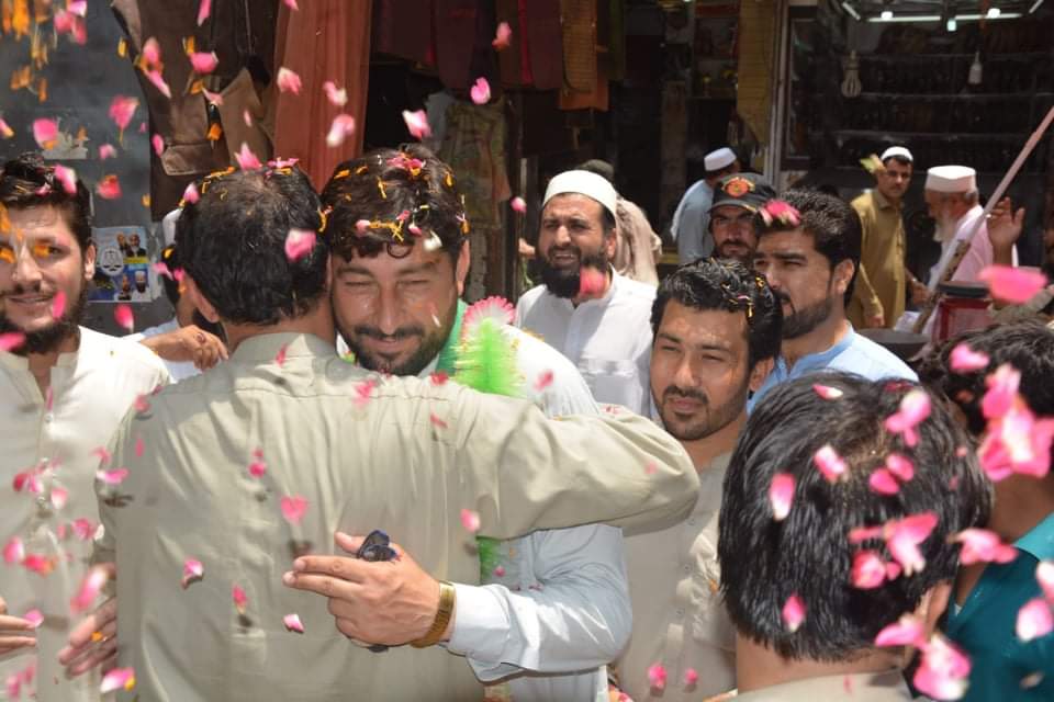 Msalahuddin1's tweet photo. ۔ لیڈر وہ ہوتا ہیں جو کارکنان کے درمیان ہوتا ہیں ۔ خود قدم بڑھتا ہیں اور کارکنان کے حوصلے بڑھا دیتے ہیں۔ ڈاکٹر حمید الرحمن  جو ان الفاظ پر پورا اترتا ہیں @ImranKhanPTI ht 
https://t.co/8i8EtQ8AjK
#Drhamid #senateticketfordrhameedbajour https://t.co/vXqDuLGOzH