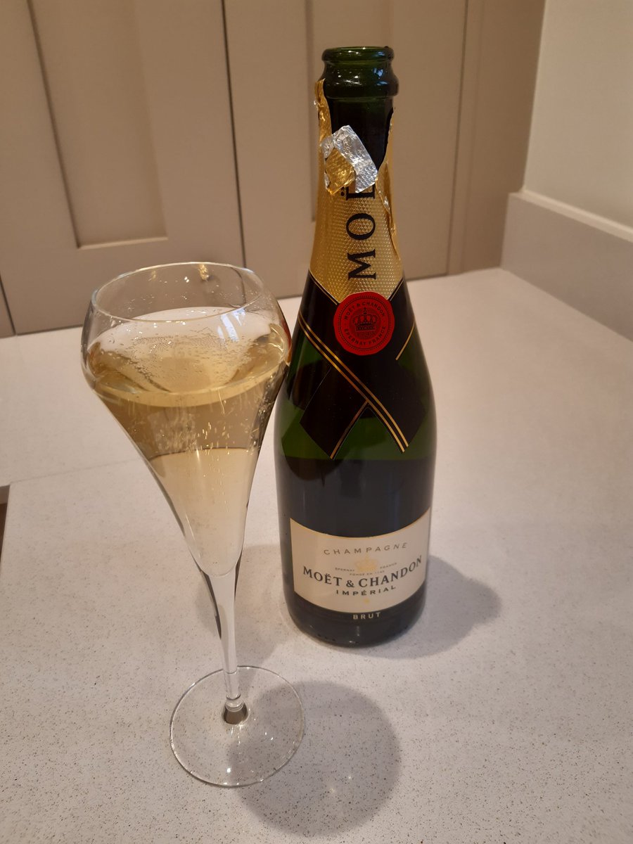 Neighbo57332119's tweet photo. Todays treat , Christmas like no other. Broke my pie dish so anything goes #TurkeyPie in a flan dish π€£π
#Champayne #Film #Book #Feetup #Cheers https://t.co/HvNa289bO0