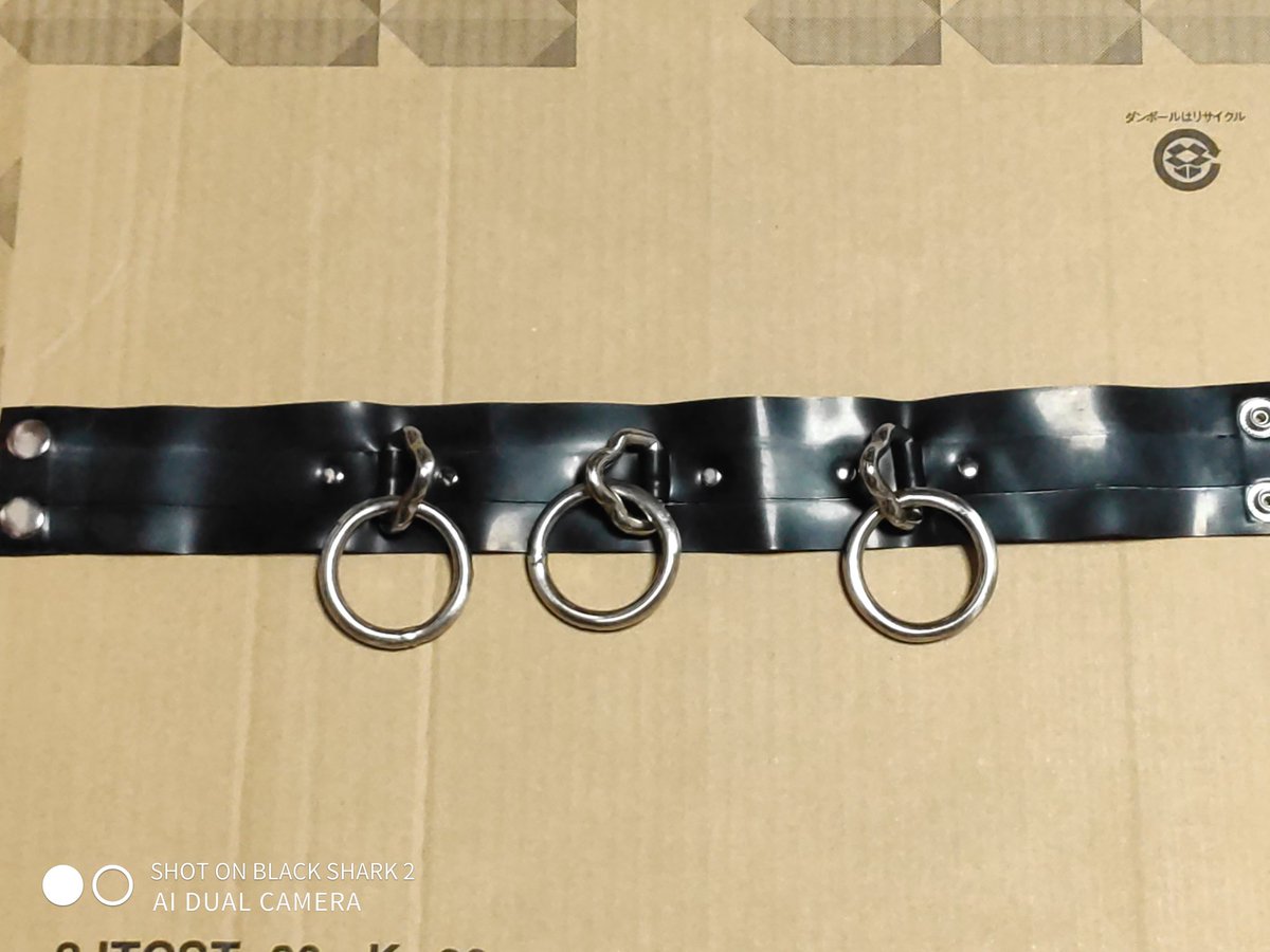 LatexOpfer's tweet photo. 今日の #ゴムバーフリマ での戦利品🙄
写真以外に @StFeLair さんとこのセールで購入したマスクの引取購入もさせてもらってました。
 フェイスハガー欲しかったけど遅刻したのもあって完売でした😭 https://t.co/fUqfVqOnLn