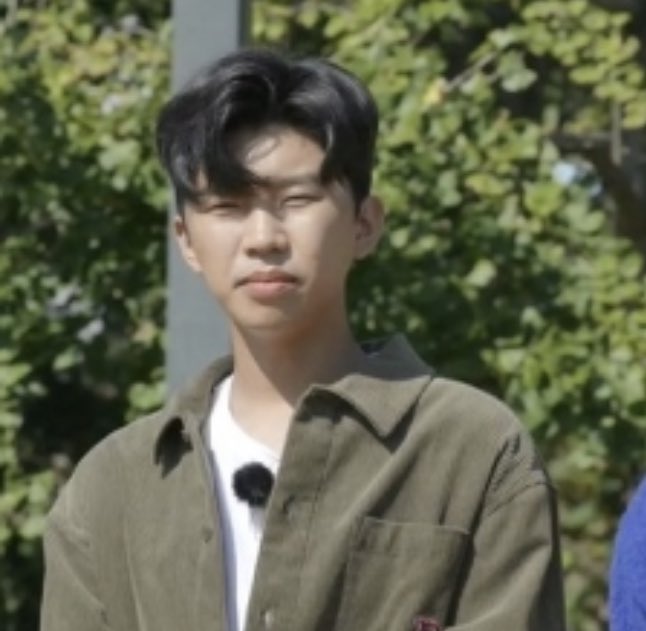 mellany000's tweet image. 영화촬영차 시골에 온 뭉. 시골이라해봤자 얼만큼 시골이겠냐 싶었는데 막상와보니 ㄹㅇ전웑일기 촬영 쌉가능 전통시골임. 몇달을 쌉시골에 지내야한다는생각에 암울해져서 줄담배 뻑뻑 피우던중,

또: 저기요,담배피울라더든 절로가이소. 와 남의 밭에서 담배연기 뻑뻑풍기고난립니꺼
뭉: ?
#뭉또