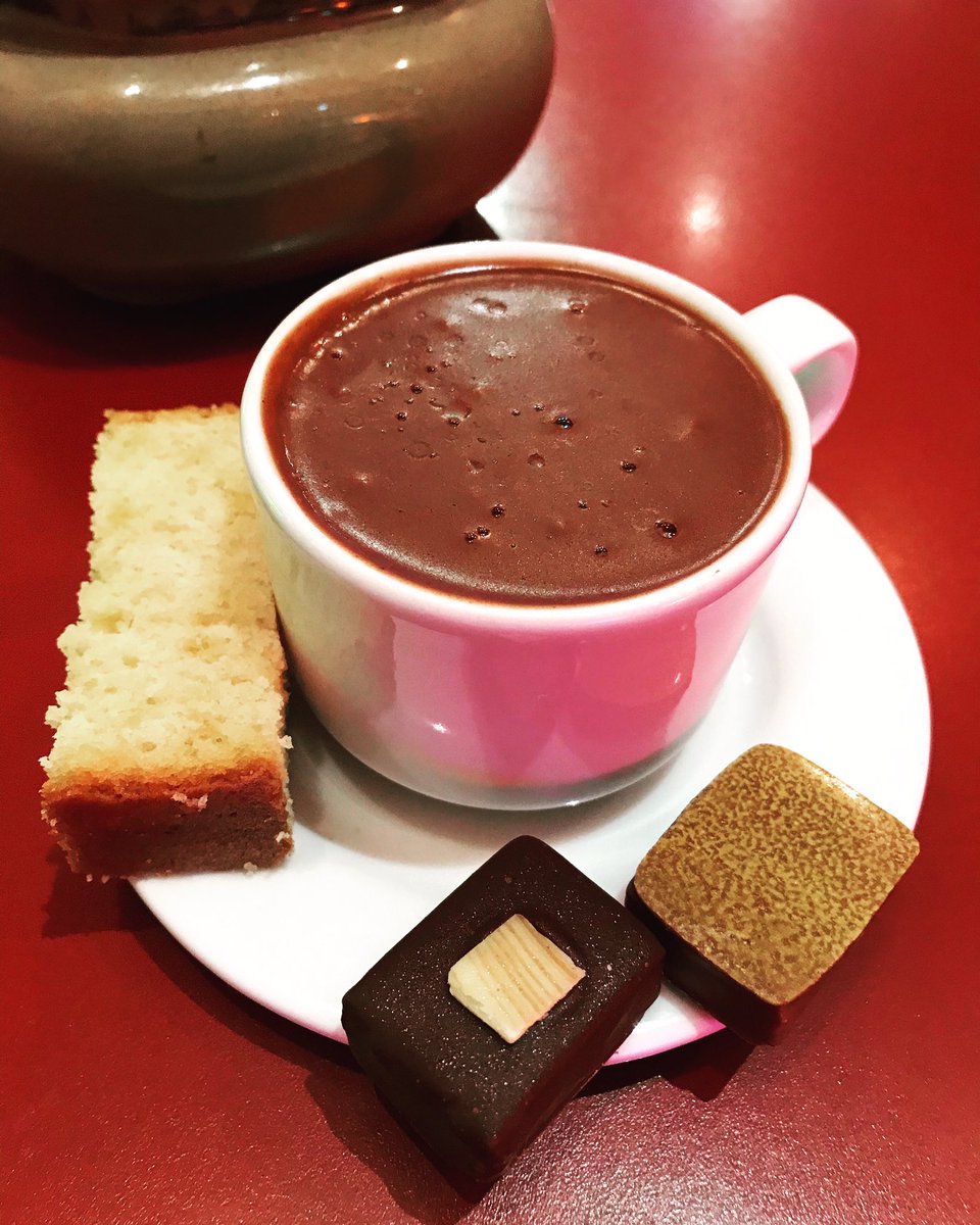 Para que en la balanza pese más lo bueno, una taza de chocolate caliente por favor. Te esperamos este fin de semana en el siguiente horario:
Sábado 26/12: de 1:30 a 6:00 pm. 
Domingo 27/12: de 1:00 a 4:00 pm.
📍C.C. Paseo Las Mercedes, nivel <a href="/trasnochocult/">Trasnocho Cultural</a>.