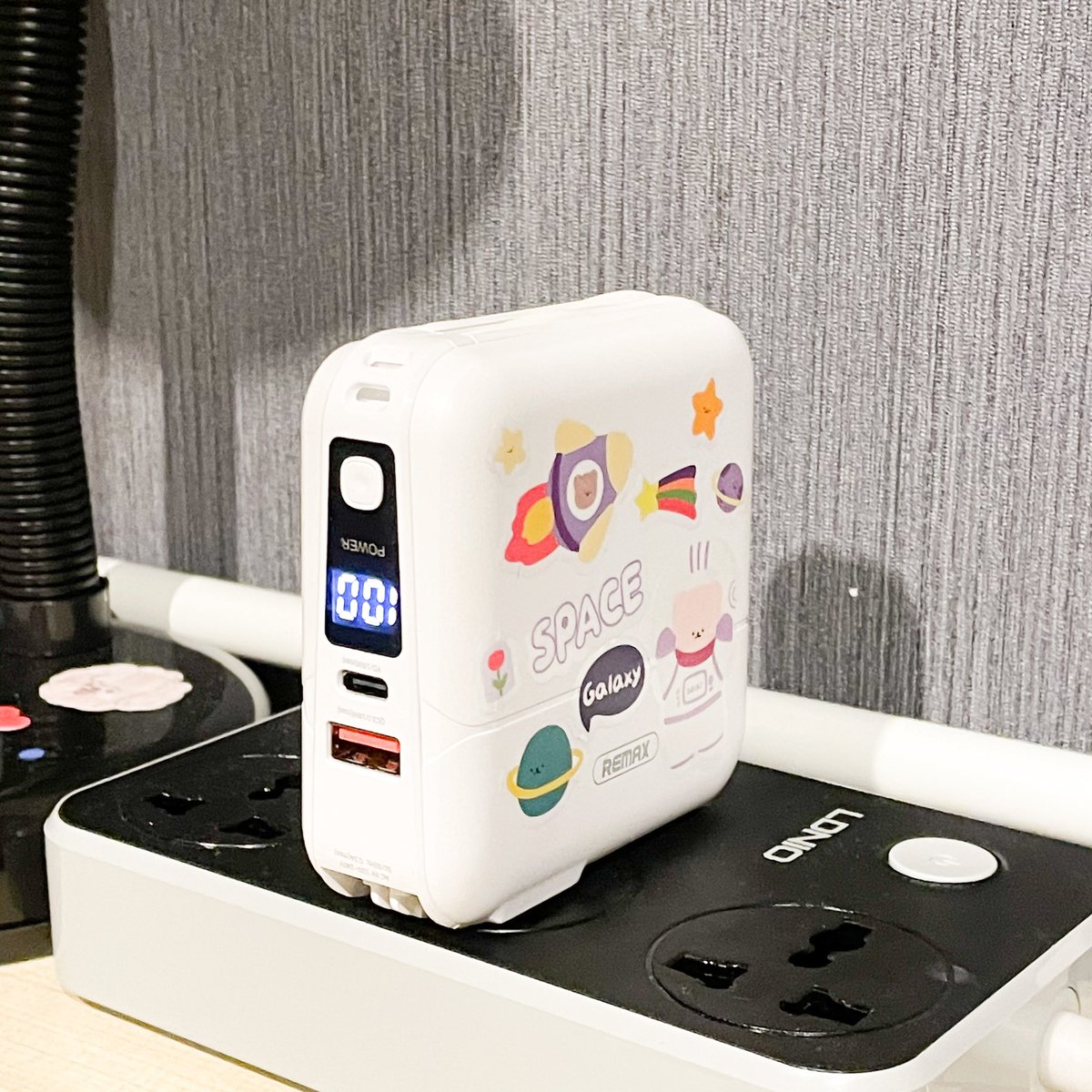 ล่าสุดซื้อพาวเวอร์แบงรุ่นนี้มาใช้ พกพาสะดวก ไม่หนักมาก มีรูชาร์จทั้ง USB และ Type-C มีสายชาร์จในตัว ไม่ต้องพกสายอีก มีเลขบอกเปอร์เซ็นต์แบตเตอรี่ จะชาร์จนางก็เสียบเต้าปลั๊กได้เลย ชาร์จได้หลายครั้งด้วย คุ้มสุด พกอันเดียว จบ ชอบมากกกกก