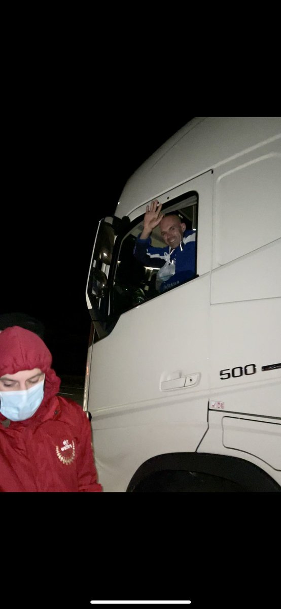 🚛 Thousands of #drivers have spend this holiday season stuck in their lorries after almost a week of disruption at the #EnglishChannel border.

✨ #SKTWelfare’s amazing #volunteers distributed over 600 hot meals and snack bags to #lorrydrivers stranded in #Dover.
