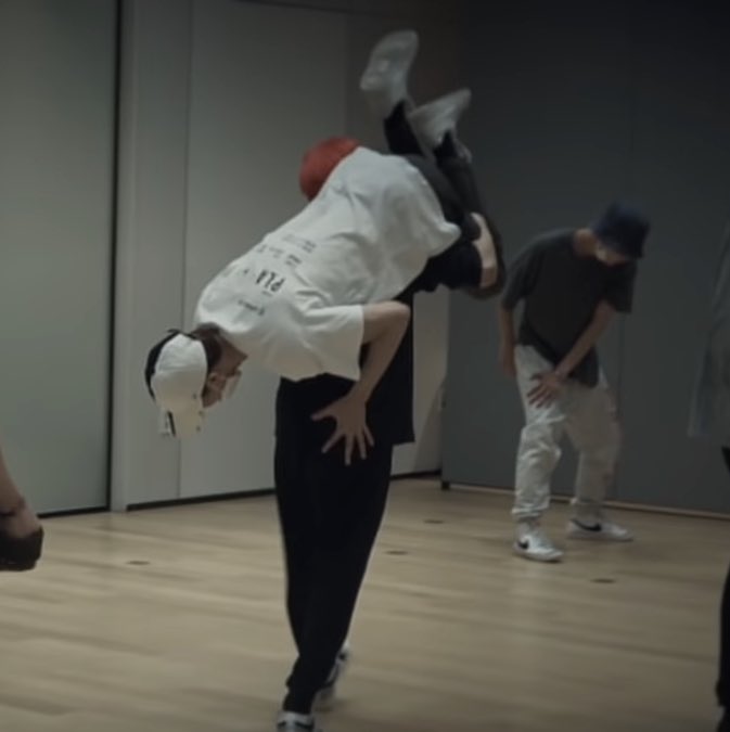 🦋 (@dearmoony_) on Twitter photo 